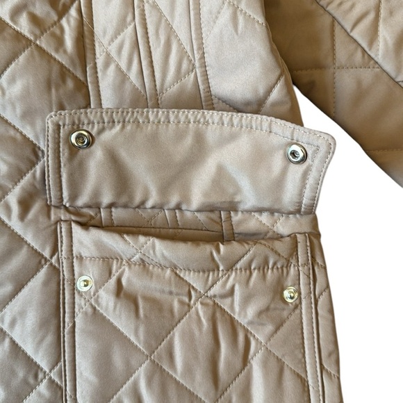 New Chico’s Quilted Barn Jacket Coat Camel/Tan Snap Front Light Size 1 (Medium) - Picture 7 of 15